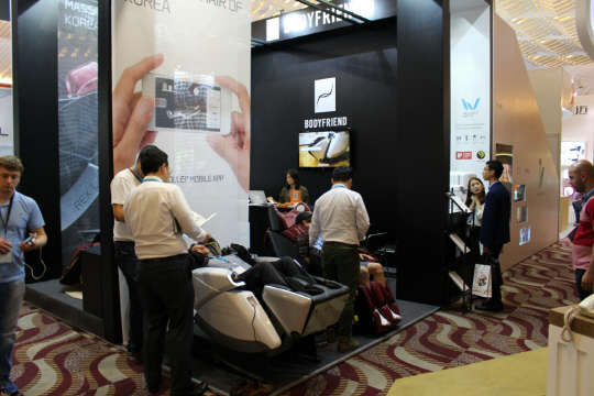 홍콩전자전에서 해외 바이어들이 바디프랜드의 안마의자를 사용하고 있다. <바디프랜드 제공>